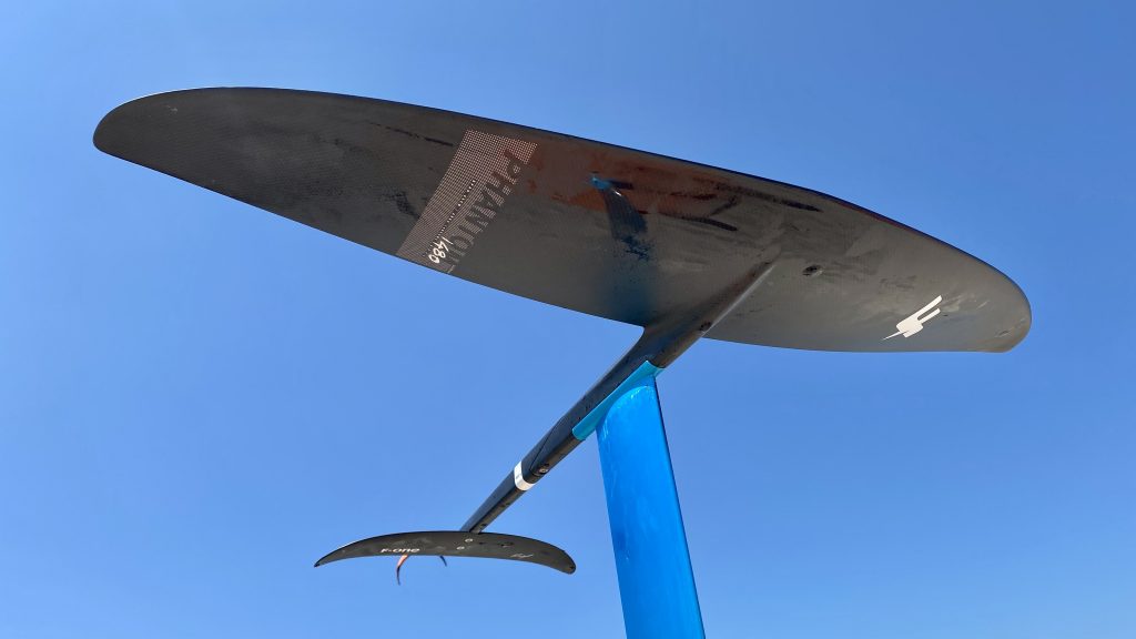 F One Phantom Foil in der Draufsicht mit blauen Himmel im Hintergrund