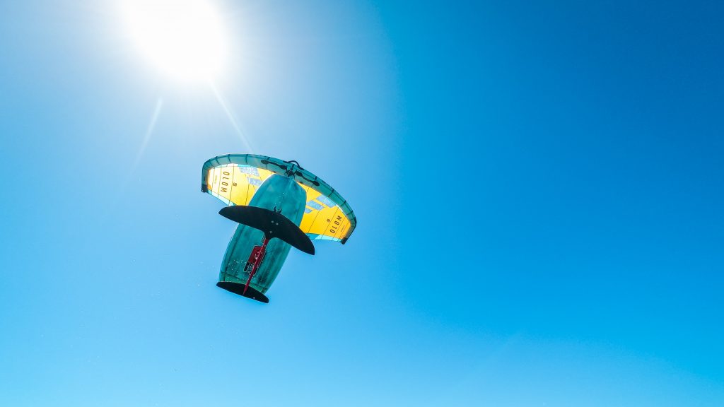 Sprung eines Wingfoilers vor der Sonne mit Material von Appletree Surfboards