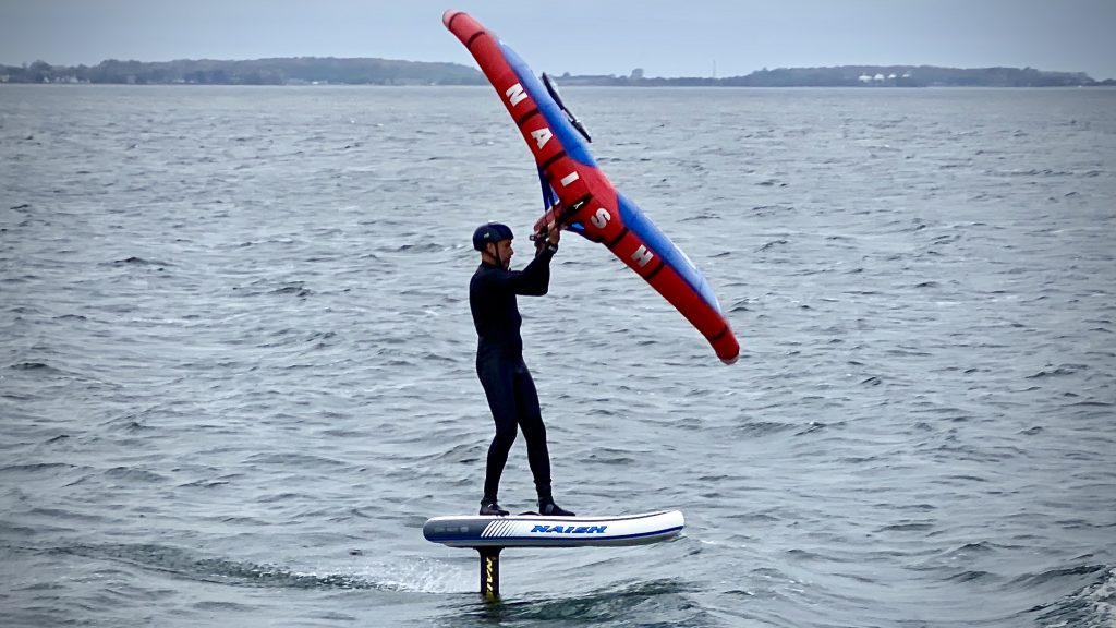 Test – Naish Hover Inflatable Wingboard 100 L Wingsurfer S26