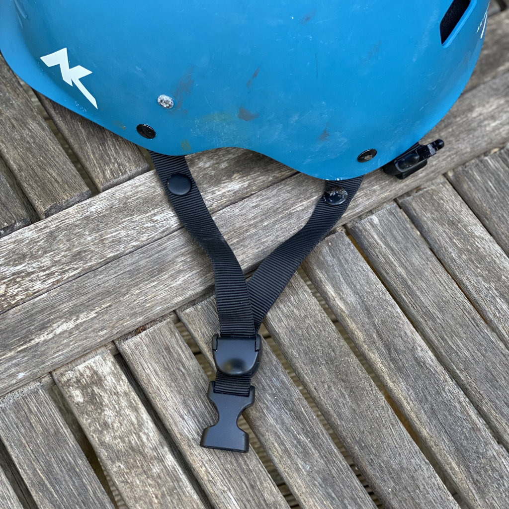 AK Durable Supply Riot Helm Test Verschluss