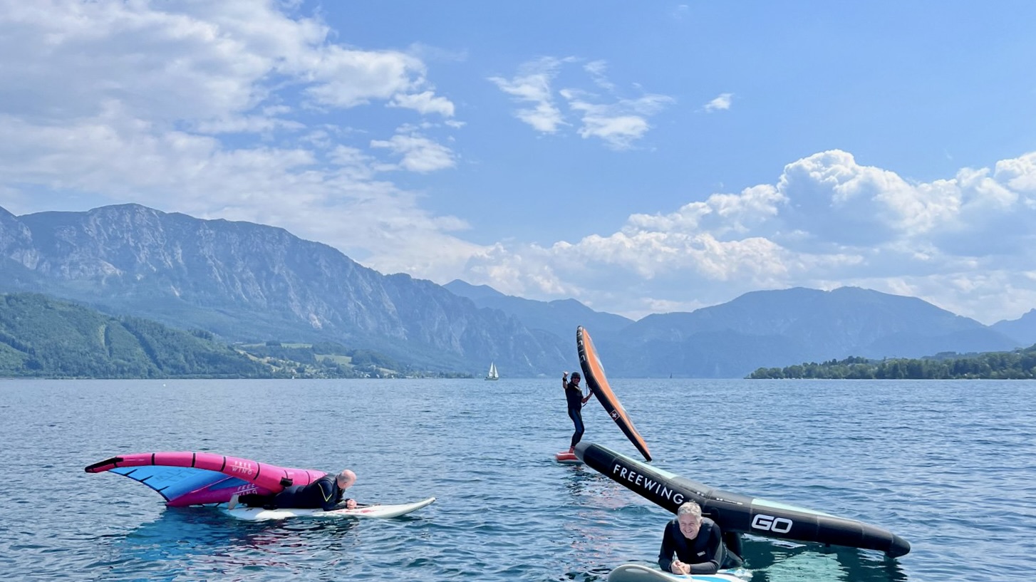 Entdecke Wingfoiling im Salzkammergut – das Wassersport Paradies inmitten der Alpen in Österreich
